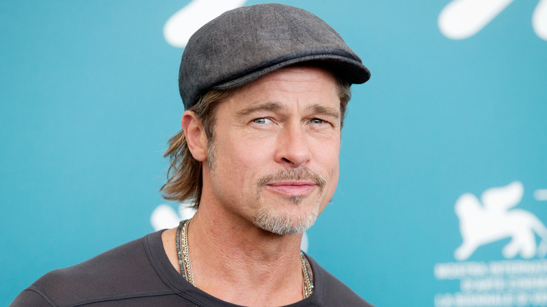  Brad Pitt wears a hat