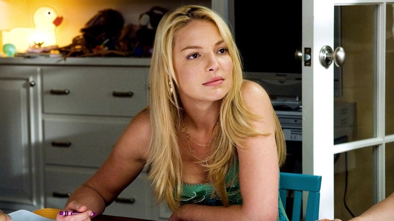 Alison Scott sits at a desk holding a crayon in "Knocked Up" (2007)