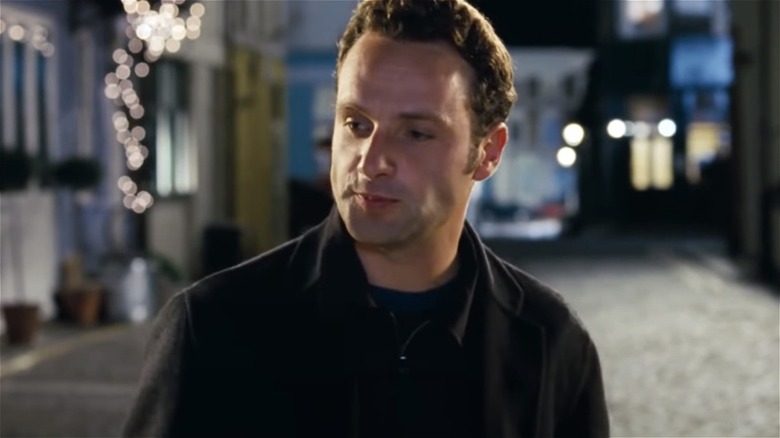 Mark standing outside in Love Actually (2003)