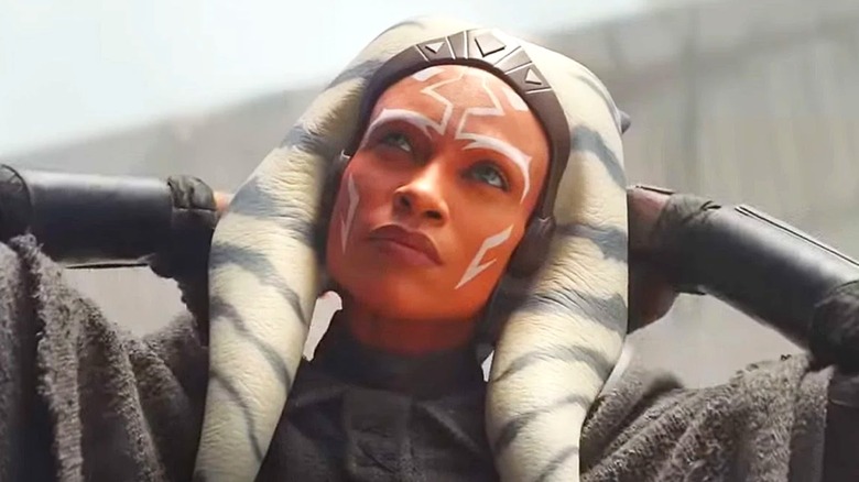 Ahsoka holding her hood