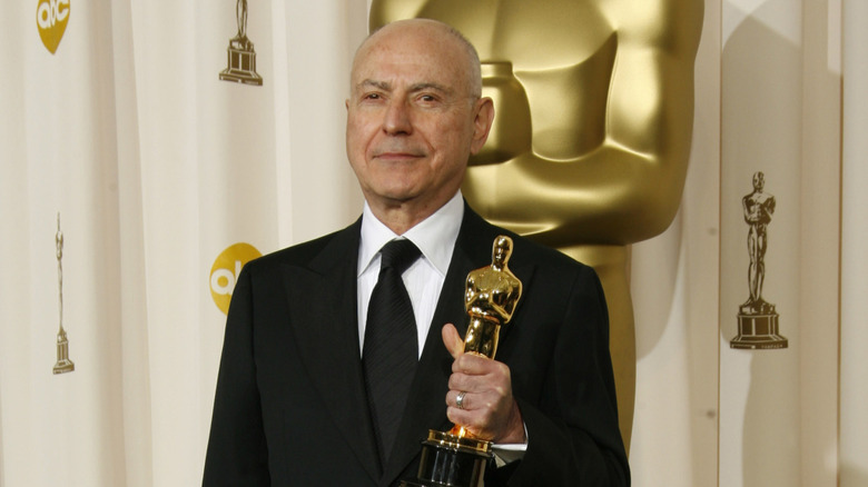 Arkin holding his Oscar