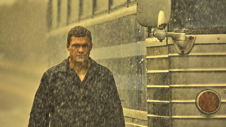 Alan Ritchson as Jack Reacher talking to someone