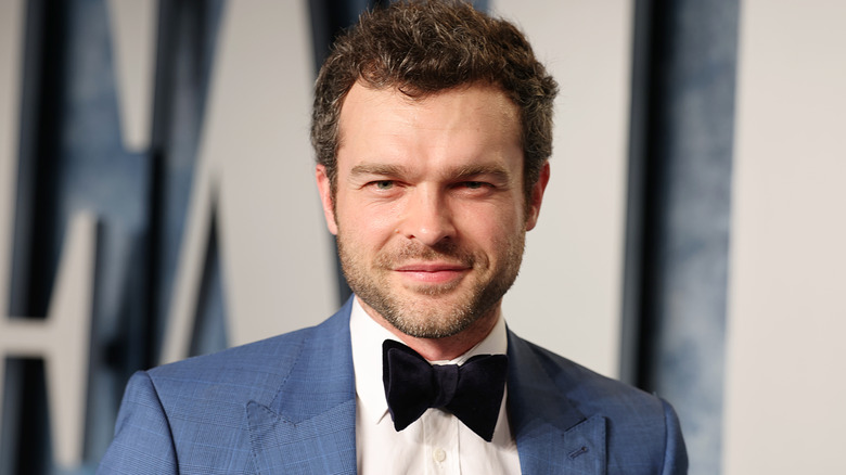 Alden Ehrenreich smirking