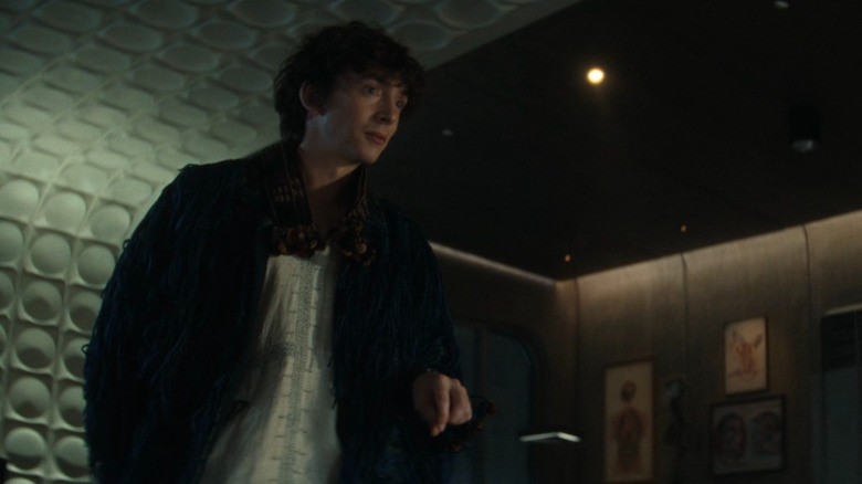 Boy Kavalier pointing down on Alien: Earth