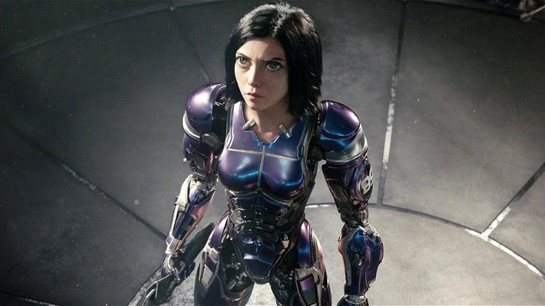 Alita standing in fighting area in "Alita: Battle Angel" (2019)