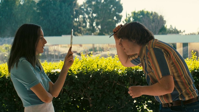 Alan Kane holding a mirror for Gary Valentine in "Licorice Pizza" (2021)