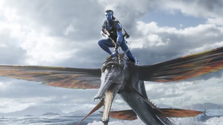 Jake Sully riding a sea Pandoran creature into battle in Avatar: The Way of Water (2022)