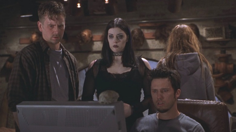 The friend group looking shocked at what's on the computer in "Book of Shadows: Blair Witch 2" (2000)