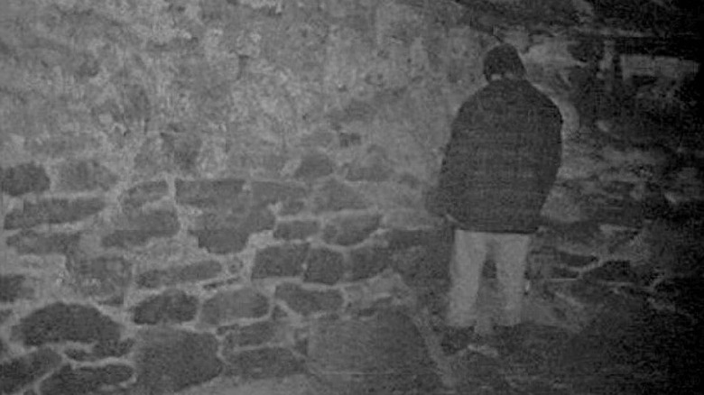 Mike stands in the corner in "The Blair Witch Project" (1999)