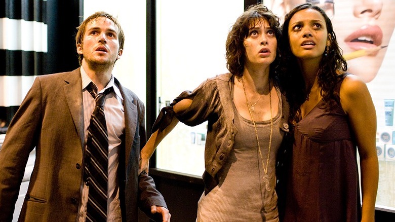 Lily, Marlena, and Rob looking up disheveled in "Cloverfield" (2008)