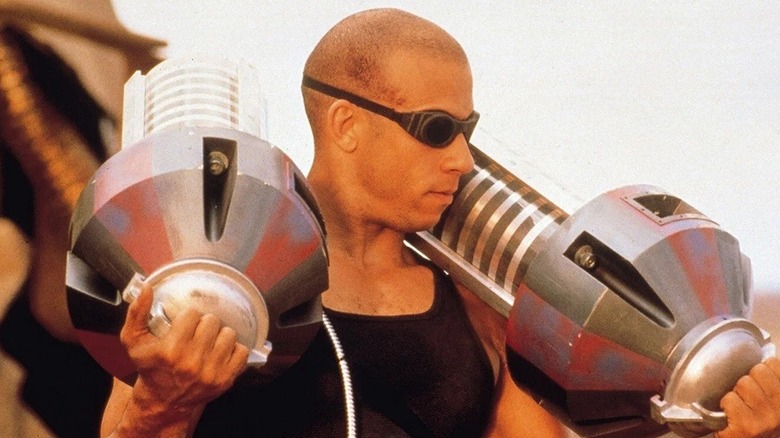 Riddick carrying around heavy objects in "Pitch Black" (2000)