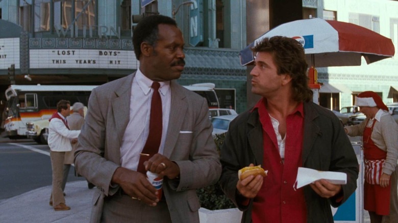 Riggs and Murtaugh eat hot dogs in 'Lethal Weapon' (1987)