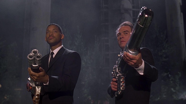 Agents K and J holding guns in Men in Black