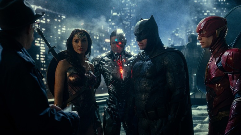 Four members of the Justice League talking to Comissioner Gordon in Justice League (2017)