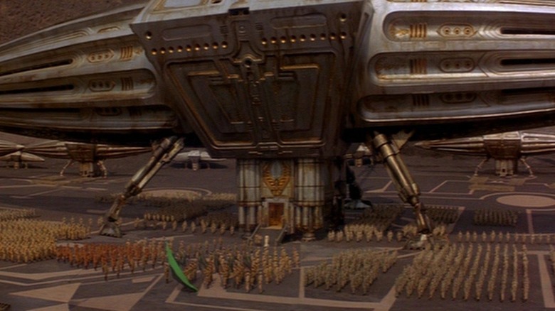 Giant spaceship landing by crowd in "Dune"