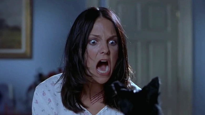 Cindy Campbell fighting a black cat in "Scary Movie 2" (2001)