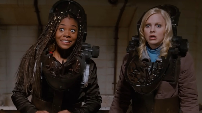 Brenda Meeks and Cindy Campbell in "Saw" traps in "Scary Movie 4" (2006)