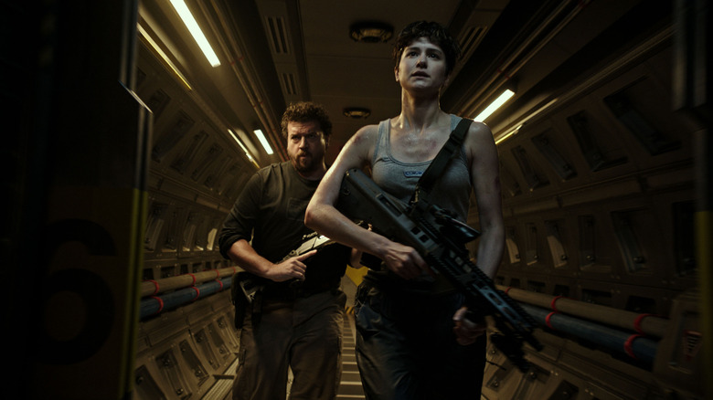 Danny and Tennessee hunting monsters on their ship in Alien: Covenant (2017)