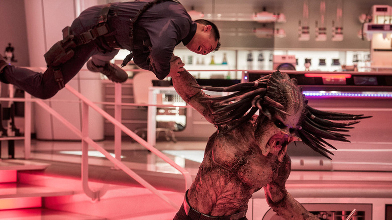 A Predator swinging around a foe in The Predator (2018)