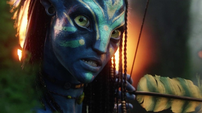 Neytiri preparing to launch an arrow in Avatar (2009)