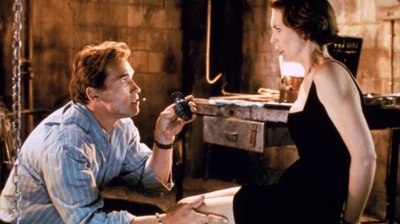 Harry talking to Helen Trasker in True Lies (1994)