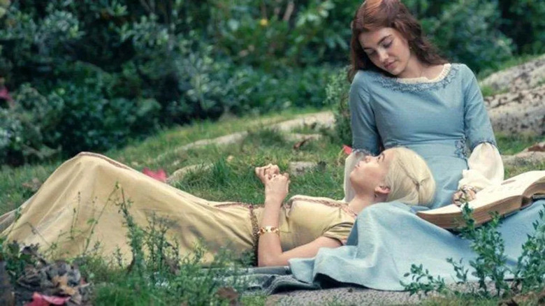 Rhaenyra lounges on Alicent 