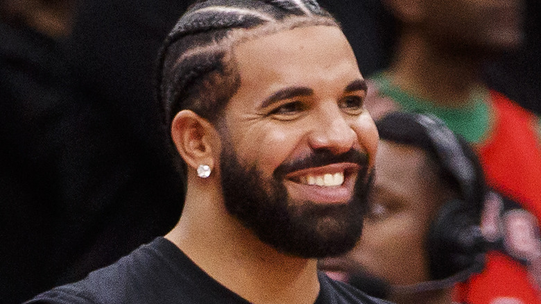   Drake en un partit de bàsquet
