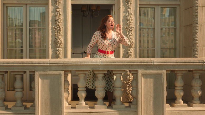 Giselle sings on the balcony 