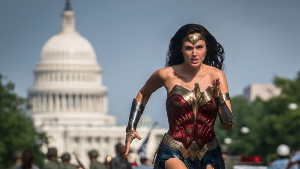 Diana (Gal Gadot) runs in front of White House in Wonder Woman 1984