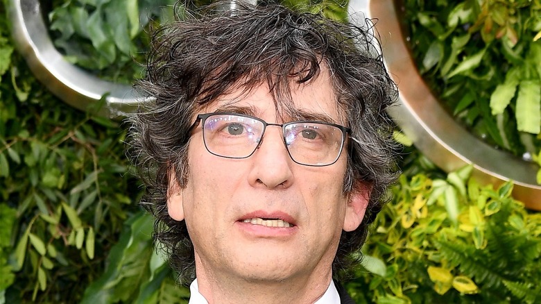 Neil Gaiman posing