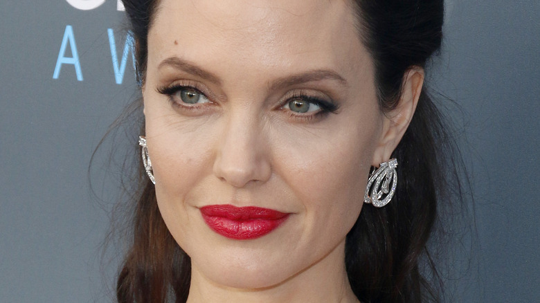 Jolie smiles on red carpet