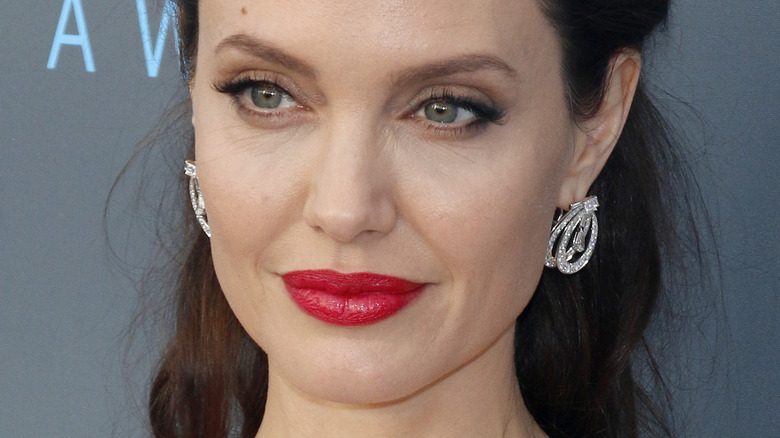 Angelia Jolie bright pink lipstick
