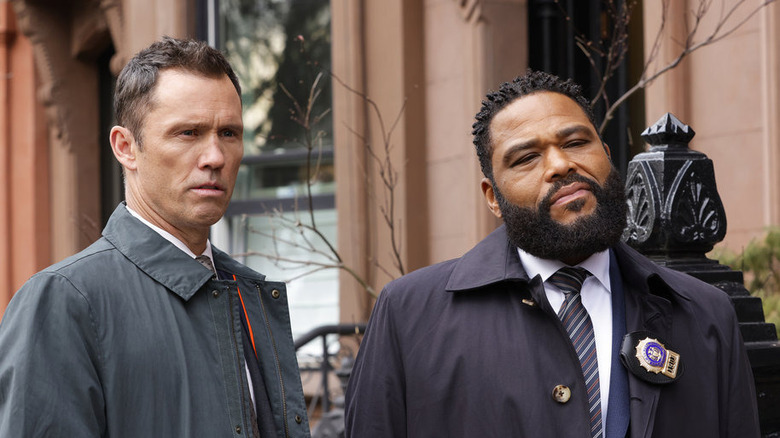 Jeffrey Donovan and Anthony Anderson interrogating
