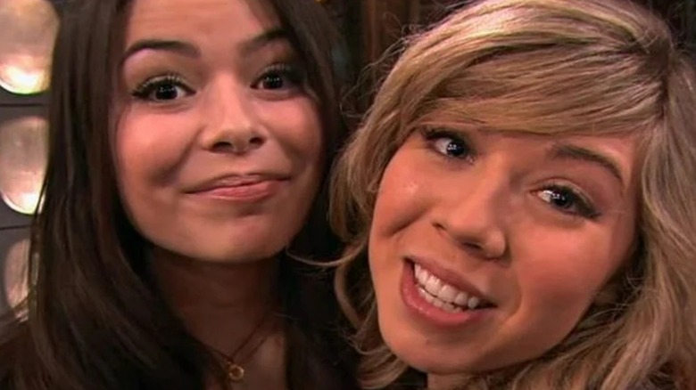 Carly Shay and Sam Puckett smiling