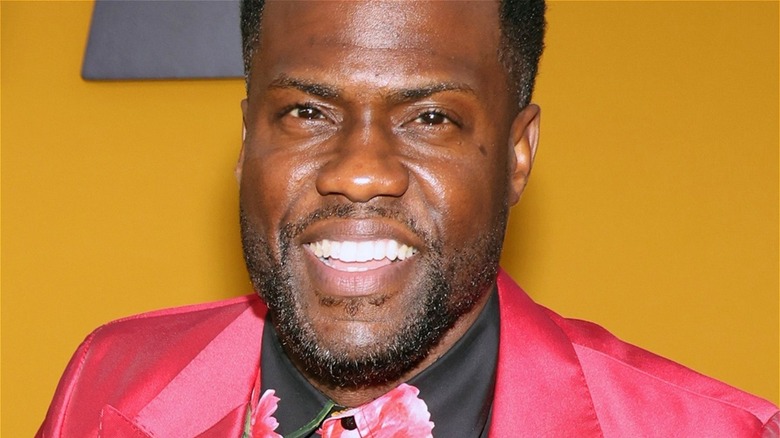Kevin Hart smiling for photos