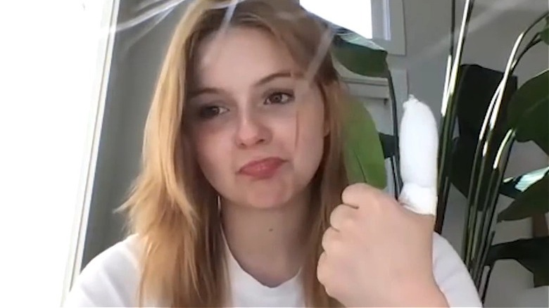 Ariel Winter frowning and showing her bandaged thumb