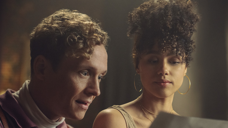 Matthias Schweighöfer and Nathalie Emmanuel talking in "Army of Thieves"