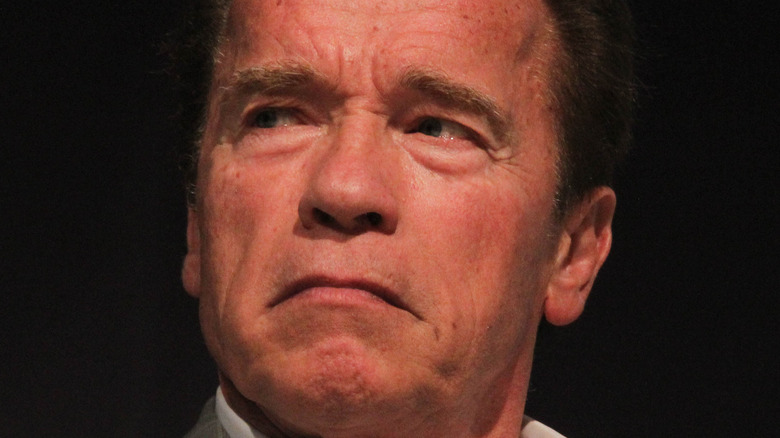 Arnold Schwarzenegger locks over his shoulder