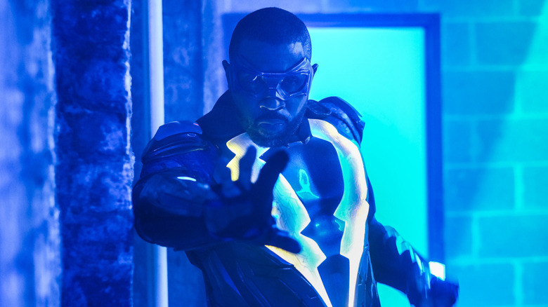 Jefferson Pierce/Black Lightning fighting crime in Black Lightning (2018)
