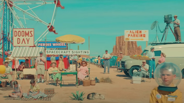 Vacationers in '50s desert vista