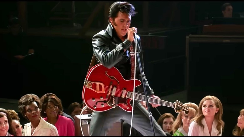Elvis sings on the NBC stage in "Elvis" (2022)