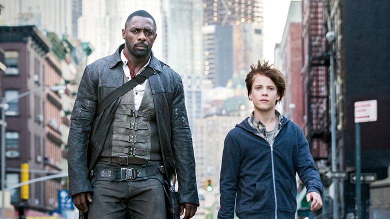 Roalnd Deschain and Jake Chambers walking down the street in "The Dark Tower" (2017)