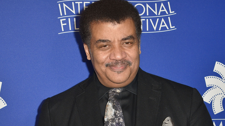 Neil deGrasse Tyson posing