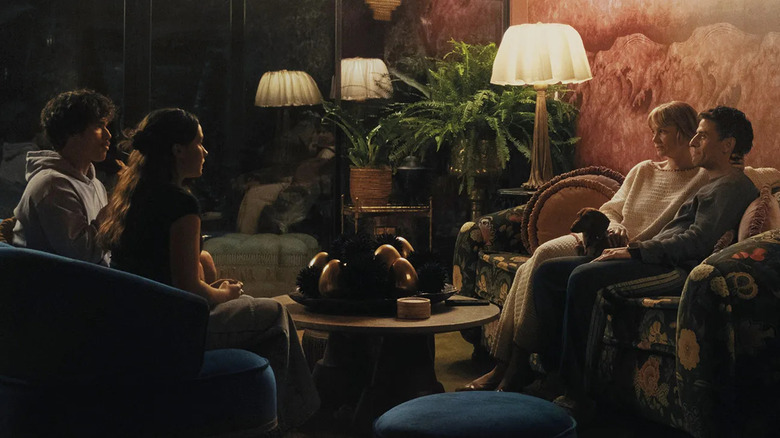 Austin, Ashley, Lindsay and Josh sit around a hotel lobby style table on "Beef"