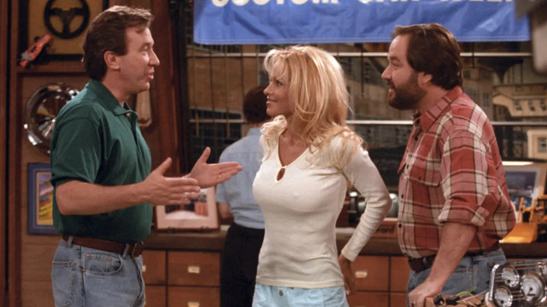 Tim and Al talk to Lisa on the set of 