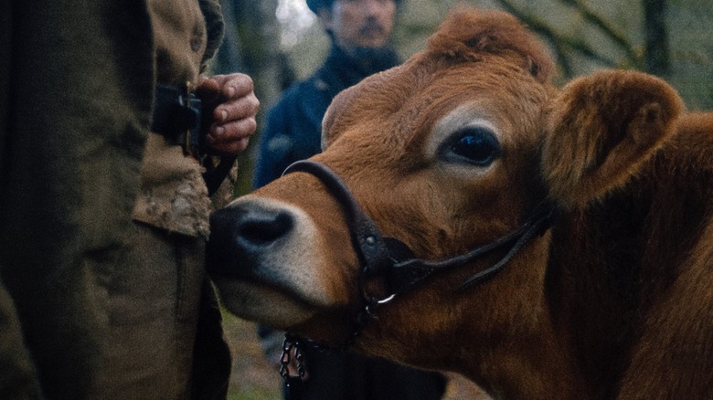 Eve encountering the two leads of "First Cow" (2020)