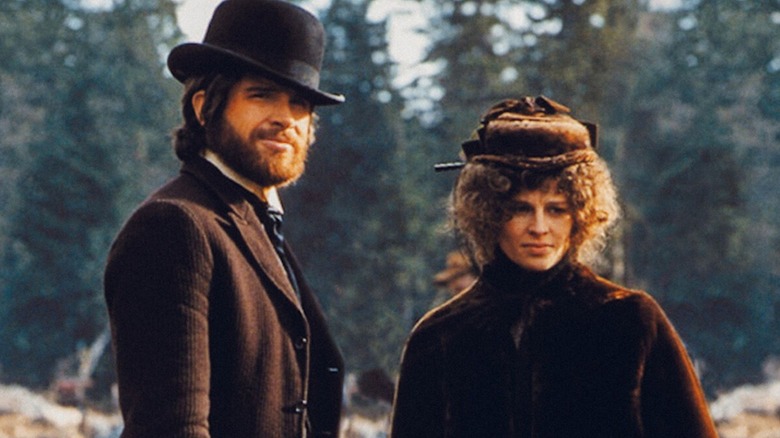 John McCabe and Constance Miller stand in the snow in "McCabe and Mrs. Miller" (1971)