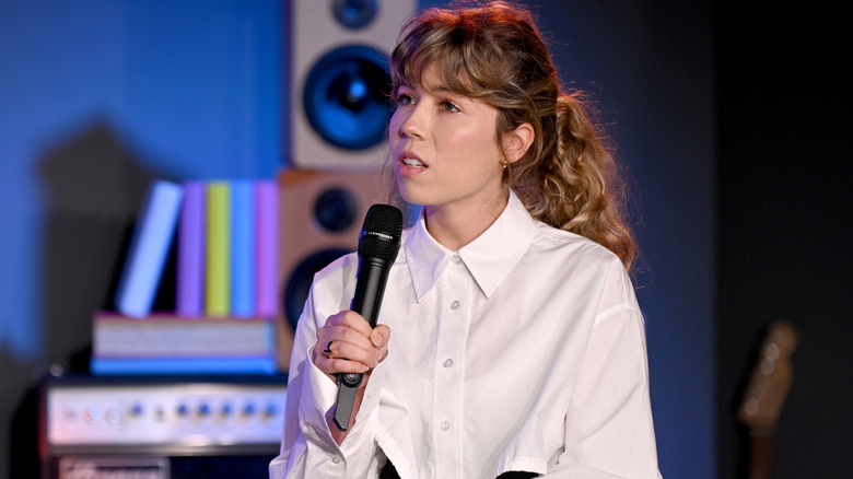 Jennette McCurdy speaking into a microphone