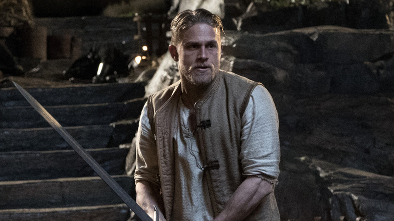Arthur brandishes a sword in "King Arthur: Legend of the Sword" (2017)