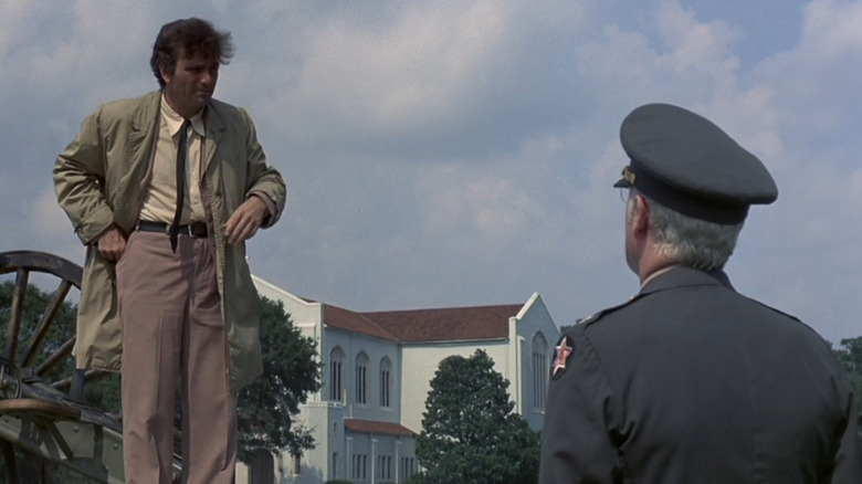 Columbo stands atop a cannon looking at Rumford in "By Dawn's Early Light" (1974)